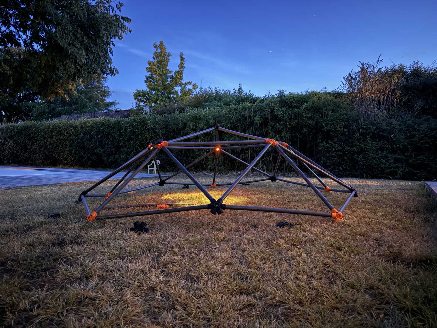 la moitié d'un dôme géodésique 3D en construction